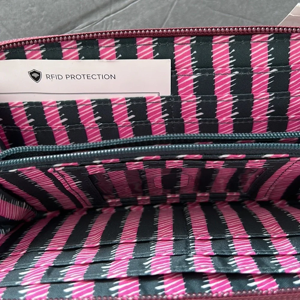 Vera Bradley Continental Wrislet  New. Color Hawthorn Roe